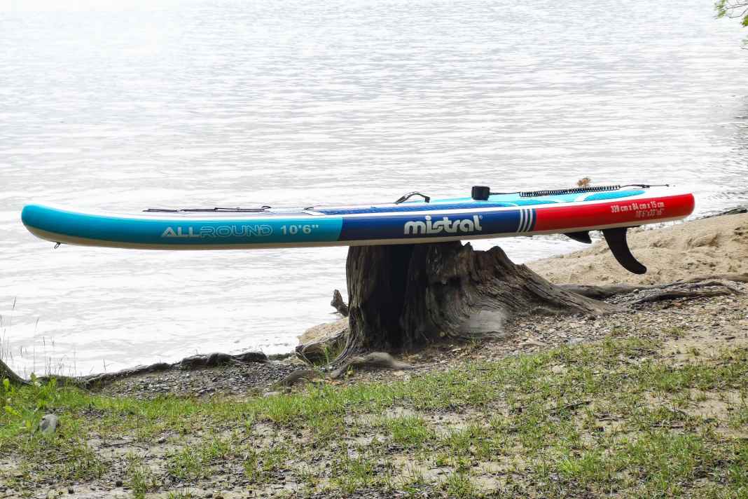 The body is slightly curved, the edges are double reinforced