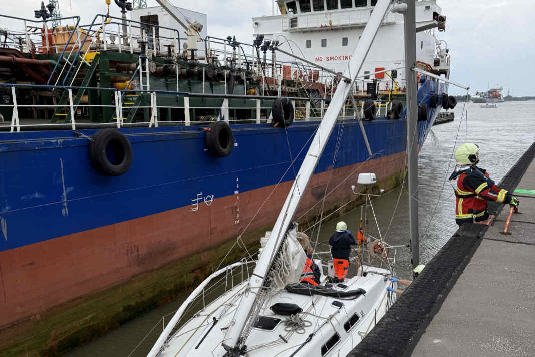 The training yacht with a broken mast in the Brunsbütteler Schleuese.