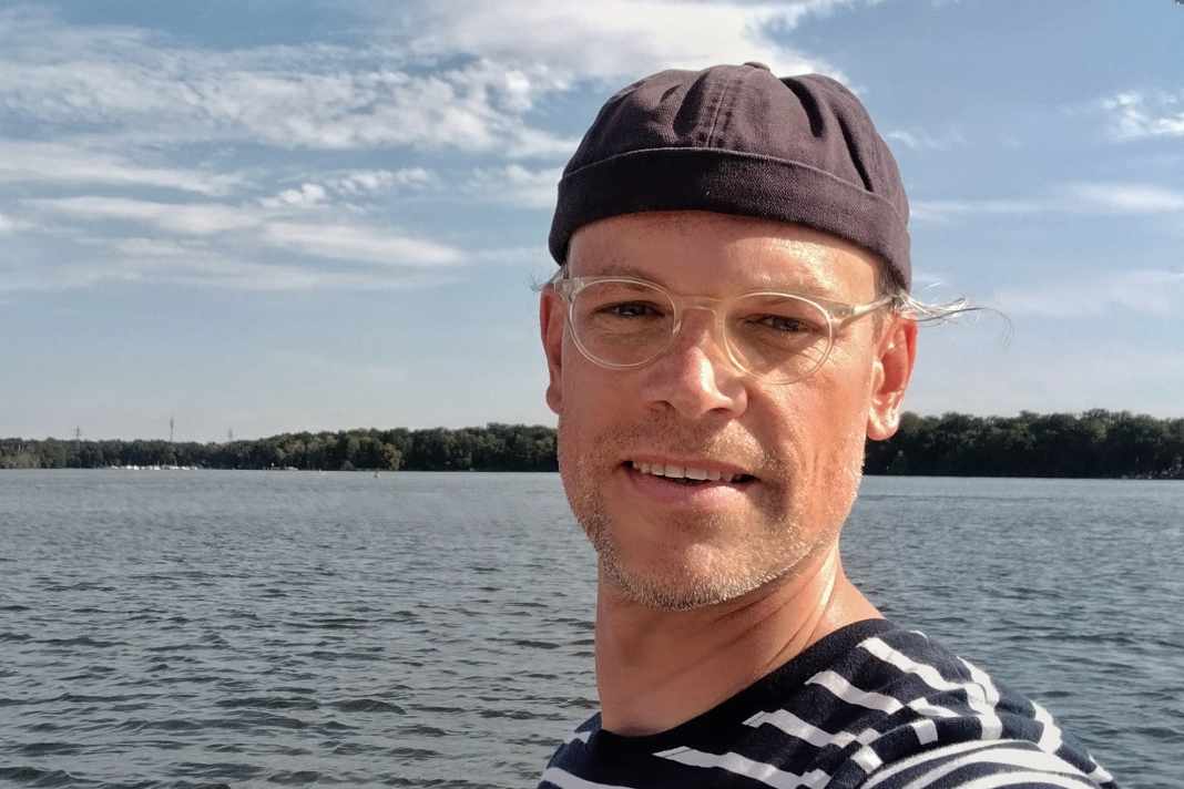In the Netherlands, up-to-date nautical chart data is freely available and updated weekly. Adam Lucke asked himself: Why not in Germany too?