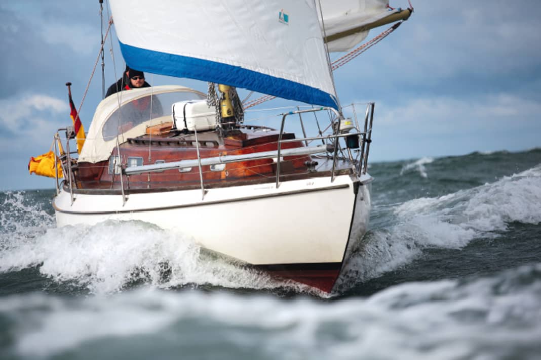 The Vindö 40 has a strong tendency to yaw, partly due to the concentration of volume amidships and the very short shaft. Owners call this behaviour "rolling around her belly". Due to the slow response to rudder commands, experience and anticipation are required to keep this classic boat on course