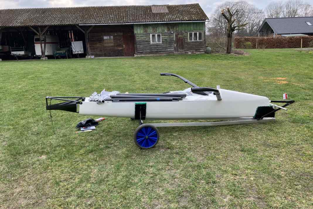 Fresh from the paintwork: the bowsprit and rudder suspension have already been fitted, the front wingbars have been test-fitted