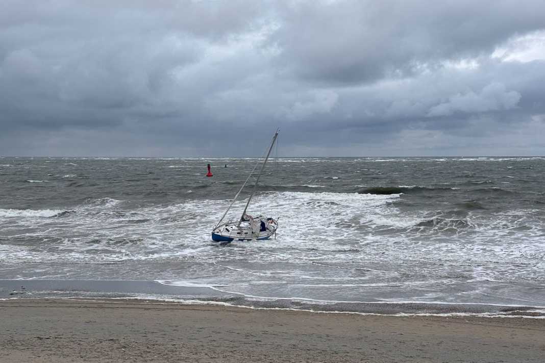 Una volta arenata, la barca a vela diventa preda delle onde.