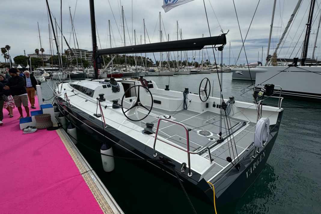 Dans le grand cockpit, les deux colonnes de roues sont très en avant