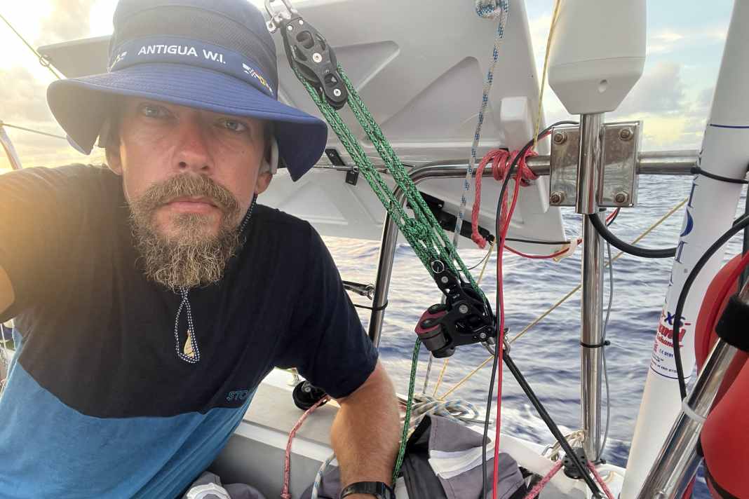 Christian Sauer macht’s doch: Gesundheitliche Probleme zwangen den einzigen Deutschen beim Mini Globe Race fast zur Aufgabe. Nun startet er zur dritten Etappe nach Kapstadt.