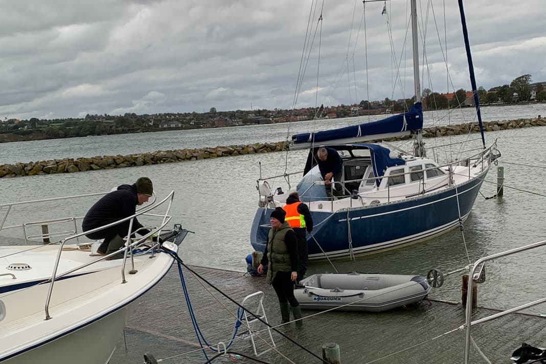 The final preparations: Deploying and loosening lines, exchanging telephone numbers