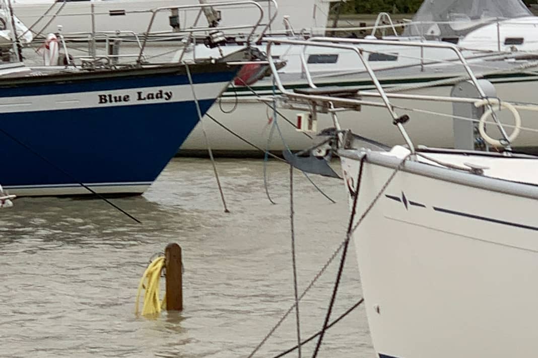 Not the best choice: floating lines with a large bowline at the neighbouring jetty