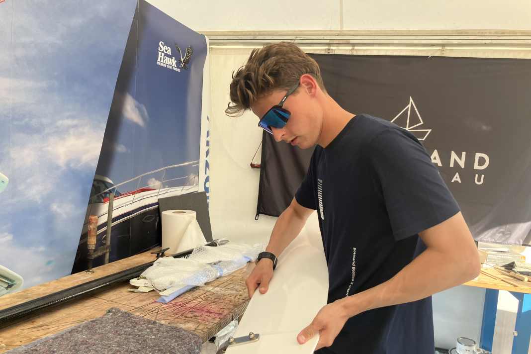 Leif Reincke von Bottsand Bootsbau bei der Arbeit im Olympiazentrum