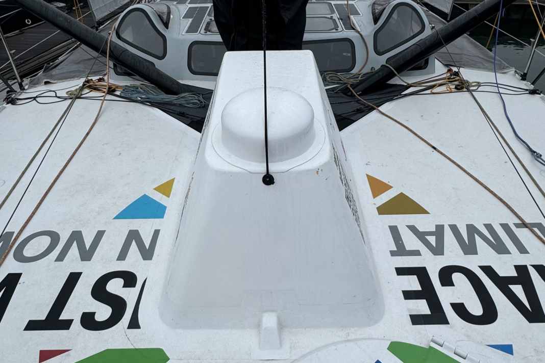 "Malizia - Seaexplorer" porta quattro antenne satellitari sul Vandea, una nella parte anteriore sopra il blocco di schiuma sul castello di prua | YACHT: J. Rieker