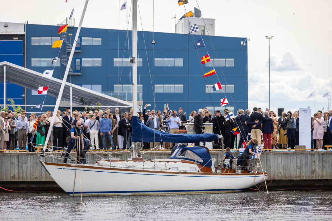 Grande cerimonia: lo Swan 36 è stato varato nel porto del cantiere...