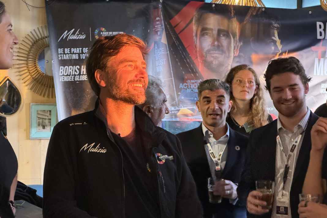 Des adieux entre amis : Boris Herrmann hier soir lors de sa fête d'adieu devant le Vendée Globe