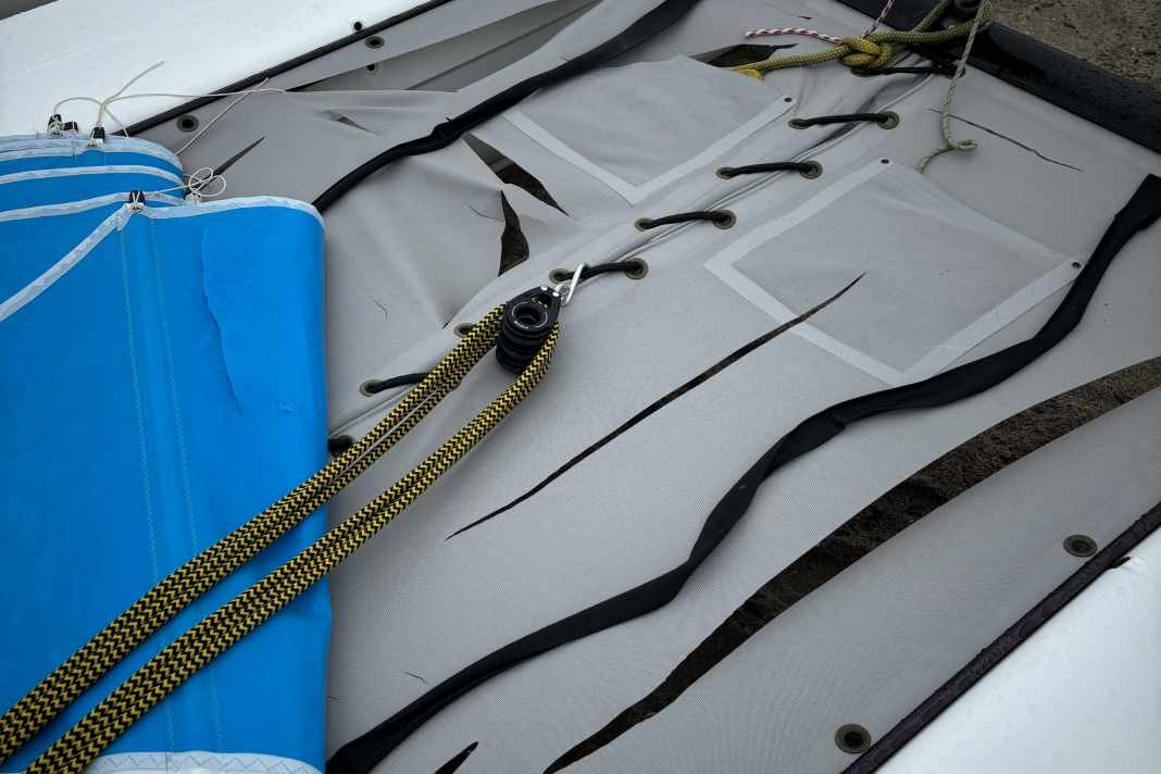 Il est difficile de comprendre comment quelqu'un peut délibérément découper les trampolines des catamarans de plage, qui sont normalement utilisés pour initier les enfants et les adolescents à la voile.