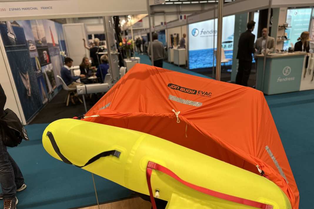 La Jon Buoy Evac di Ocean Safety è una zattera di salvataggio. A differenza di una zattera di salvataggio vera e propria, offre un bordo libero inferiore.