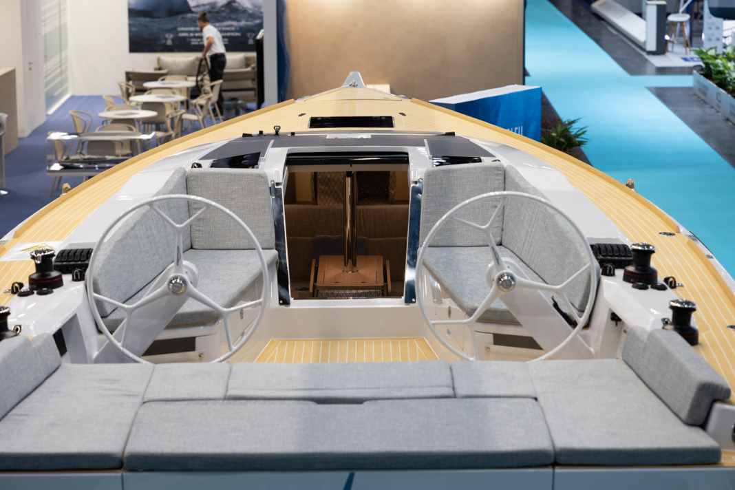 Gebündelt  und einhandtauglich. Alle Schoten, Fallen und Trimmleinen laufen unter Deck zurück auf die Winschen bei den Steuersäulen.