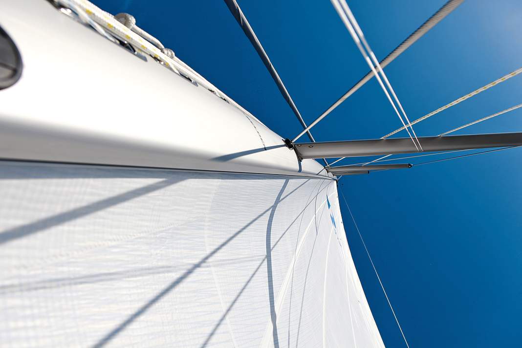 Le pataras est lâche, la chute se ferme, la voile devient plus ventrue.