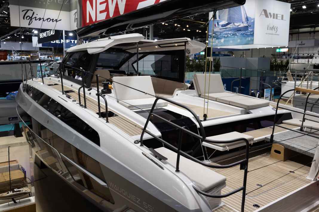 Neue Formensprache. Die Laufdecks führen erhöht und mit viel negativem Sprung über den Kajütaufbau.