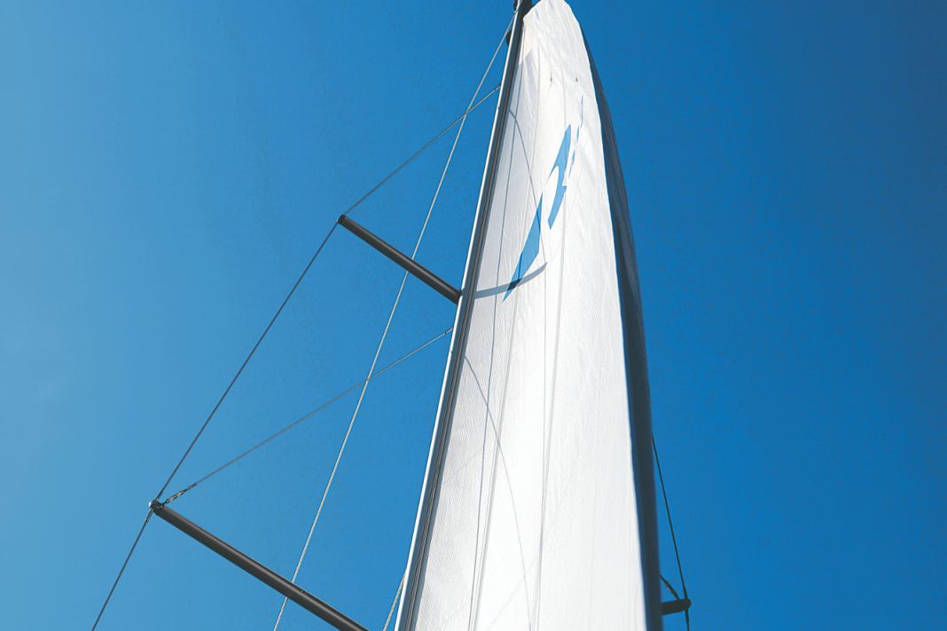 L'écoute de grand-voile est prise très serrée, la chute de la grand-voile ferme