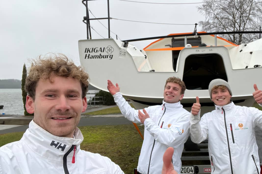 Aus einem Duo ist ein Trio für das Team Next Generation Sailing geworden: Die Class-40-Profis Lennart Burke und Melwin Fink haben den nun angehenden Mini-Transat-Segler Jonas Kroner in ihr Team aufgenommen