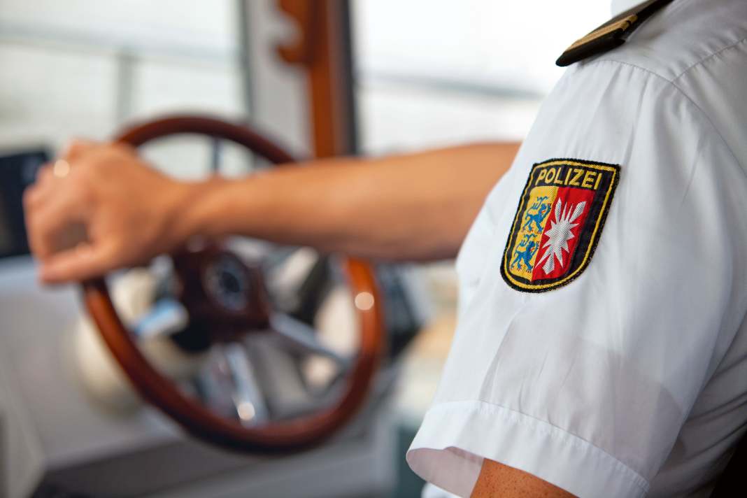 Steuermann mit Wappen am Ärmel: Polizeimeister Frank Stüben auf Kontrolltörn