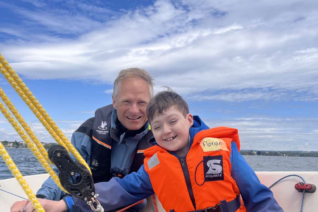 Jens Kroker (à g.) a créé une fondation pour offrir de nouvelles perspectives aux enfants, aux jeunes et aux personnes socialement défavorisées.