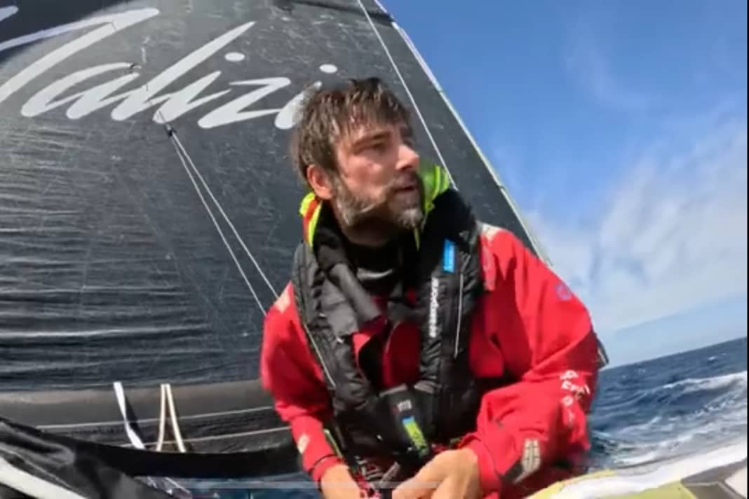 Rotto, bagnato, ma in testa: Boris Herrmann dopo aver preso il frazionale zero ieri, prima che la tempesta colpisse duramente | Team Malizia/Antoine Auriol