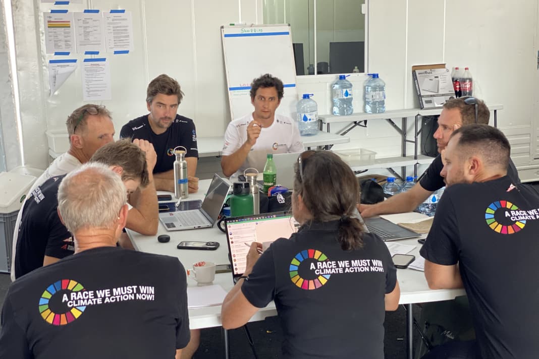 Boris Herrmann und Will Harris gestern Nachmittag bei der Lagebesprechung mit dem Technik-Team von Malizia