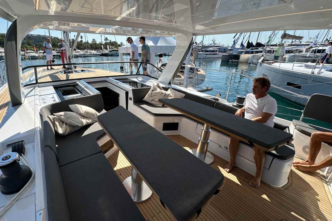 Das Cockpit unter dem festen Dach bietet fast katamaraneske Platzverhältnisse. Und Schatten gibt es auch genug