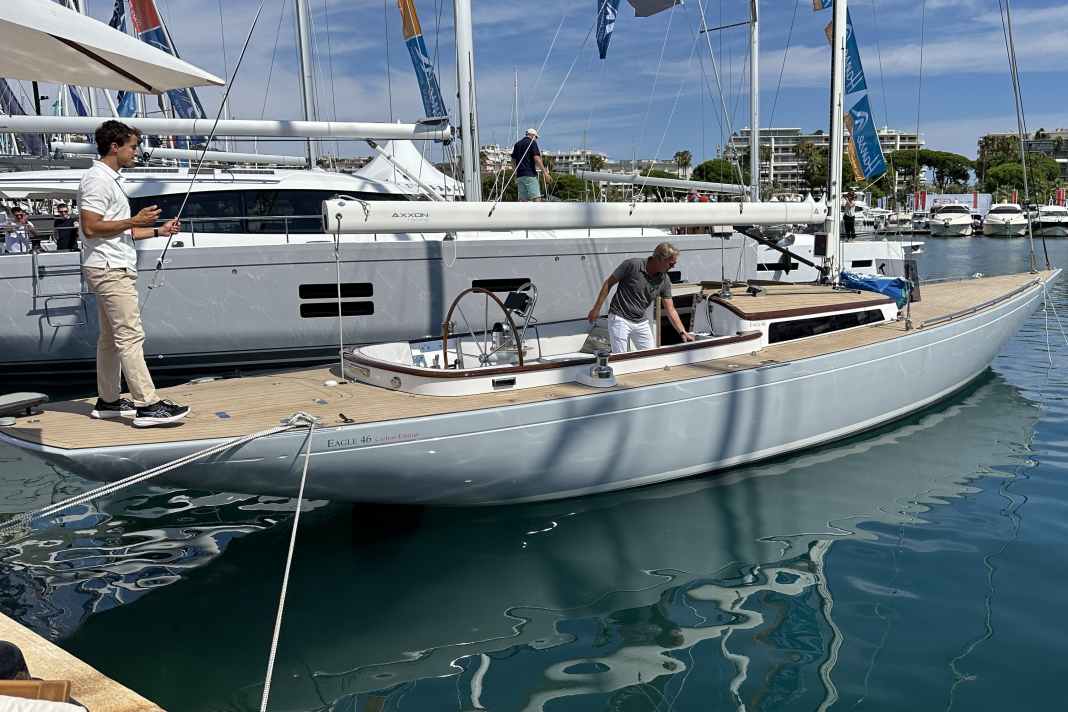 Des lignes élancées, un franc-bord réduit et une cabine minimale. L'Eagle 46 de Hollande est un weekender à l'effet "wow".