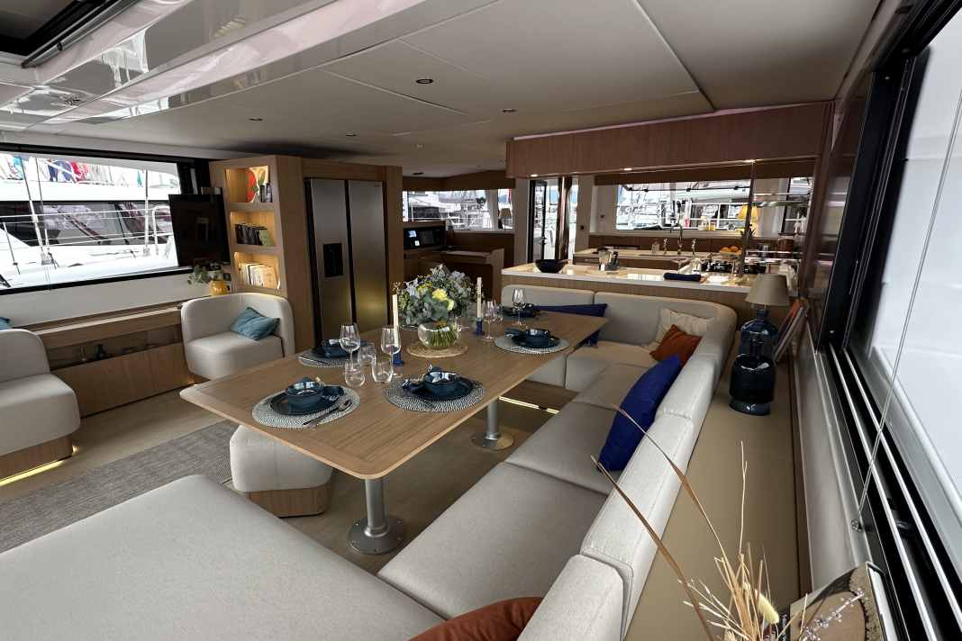 The open living space, the connection between inside and outside, impresses on the Bali 5.8