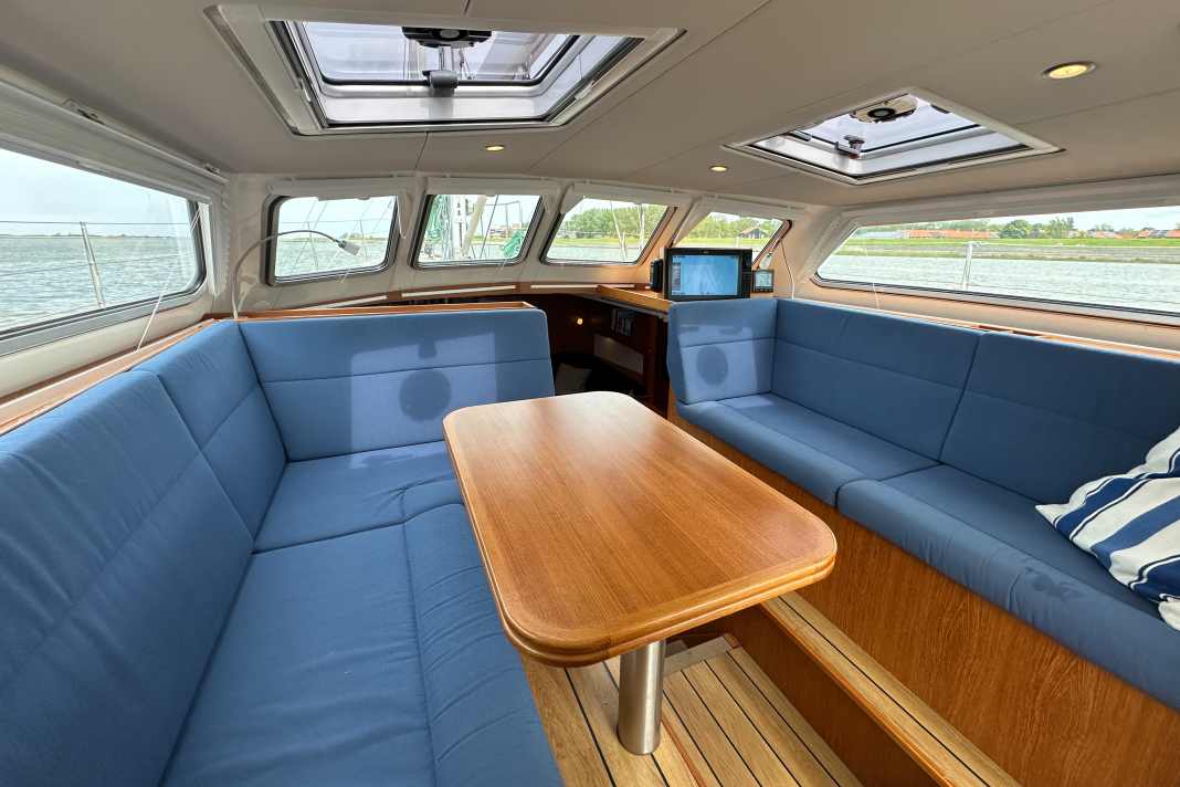 Das Pilothouse ist rundum verglast. Hier sitzt man bequem zusammen mit mehreren Personen mit freier Sicht nach draußen.