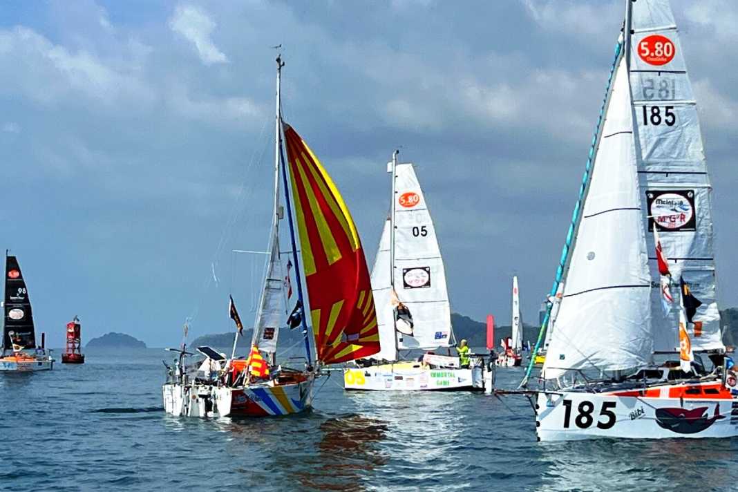 Leichtwindbedingungen vor Panamas Küste: Zögerlich treiben die Globe 5.80 über die Startlinie zur 7400-Seemeilen-Etappe.