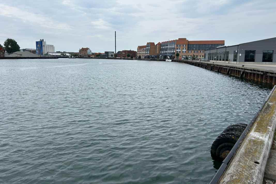 Hafenbecken von Korsør: Die Elan 45 „Niddasch“ lag als einziges Boot weit und breit an der Kaimauer.