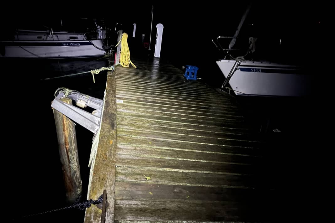 La passerelle s'est coincée avec les ancrages sur les pieux