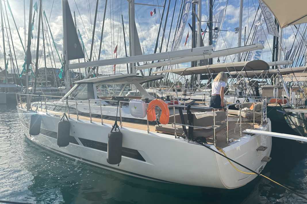 Splendore mattutino alla fiera di Cannes. Prima dell’apertura delle porte regna ancora la calma sulla nuova Amel, ma poi non è più così.