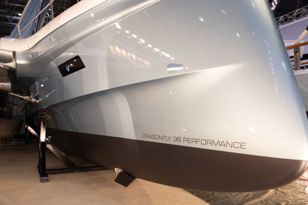 Der neue Tri ist der erste Dragonfly mit negativem Steven des Mittelrumpfes.