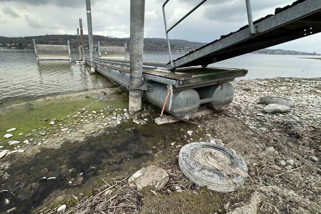 The jetties are on dry land.