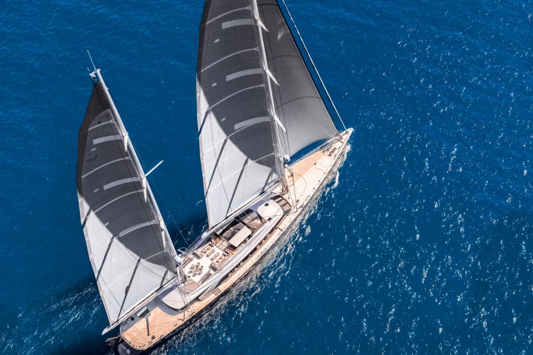 Un géant d'aluminium au vent : sur les mâts Rondal de 62 et 72 mètres de haut, "Sybaris" porte 3 045 mètres carrés de laminé 3DL, le réglage des voiles s'effectue depuis le poste de pilotage à l'équipement moderne sur le flybridge de 18 mètres de long.