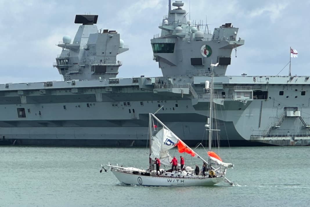 "Galiana WithSecure" passiert auf dem Weg zurück in den Hafen "HMS Queen Elizabeth"