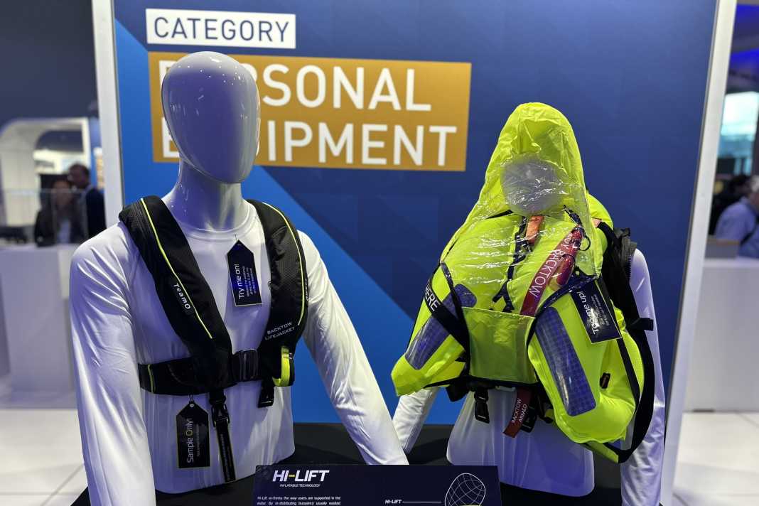 Mehr Auftrieb und dadurch mehr Freibord soll die neue Rettungsweste von TeamO bieten. So sind Mund und Nase weiter weg von der Wasseroberfläche, was die ungestörte Atmung auch bei rauer See verbessern soll