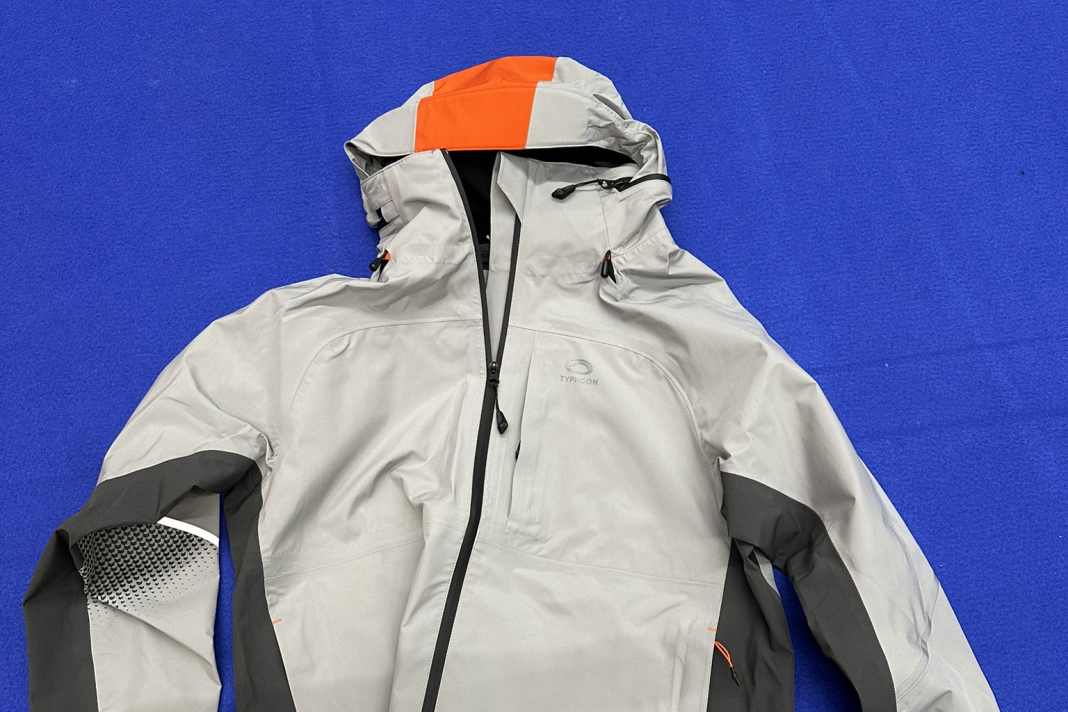 Typhoon propose un nouveau maillot de bain côtier. Le matériau à trois couches est très léger. Le ciré comprend une veste et un pantalon pour 149 euros chacun.