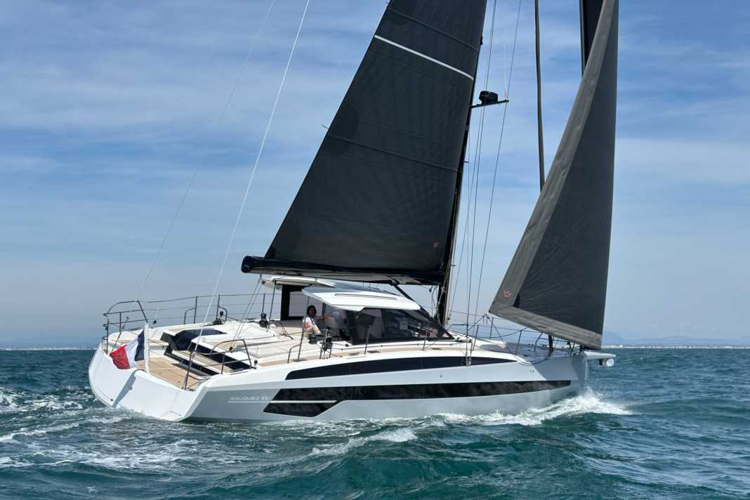 Frische Formensprache. Die Laufdecks führen erhöht und mit viel negativem Sprung über den Kajütaufbau.