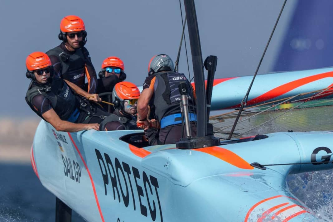 Das britische Team beim Sails GP mit den Kask-Helmen