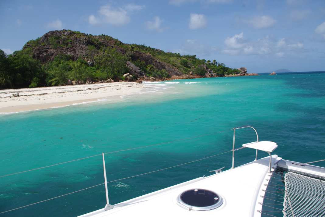 Un catamarano a noleggio al largo delle Seychelles