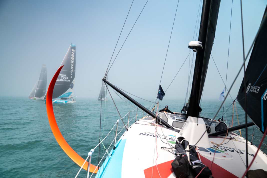 Le regard de "Malizia - Seaexplorer" vers la concurrence embrumée.