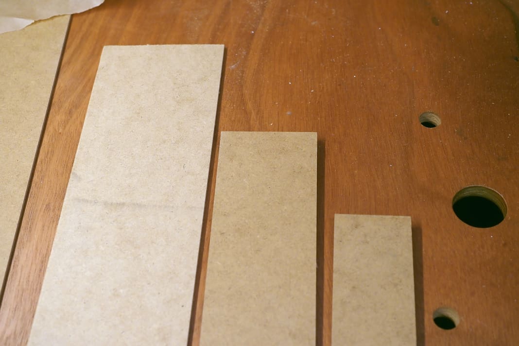 Preparazione:  La materia prima è un pannello di fibra dura di circa tre millimetri di spessore. Tagliatene delle strisce larghe tra i 5 e i 15 centimetri. Il modo migliore per farlo è con una sega circolare