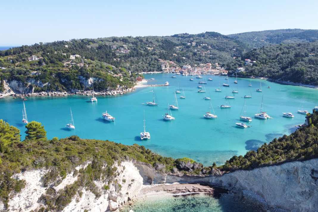 Lakka, nel nord dell'isola di Paxos: uno degli ancoraggi più belli della Grecia.