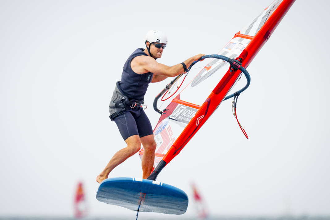 World champion Sebastian Kördel, who was surfing so fast here, was stopped by extremely light winds and seaweed after a confident start on Tuesday