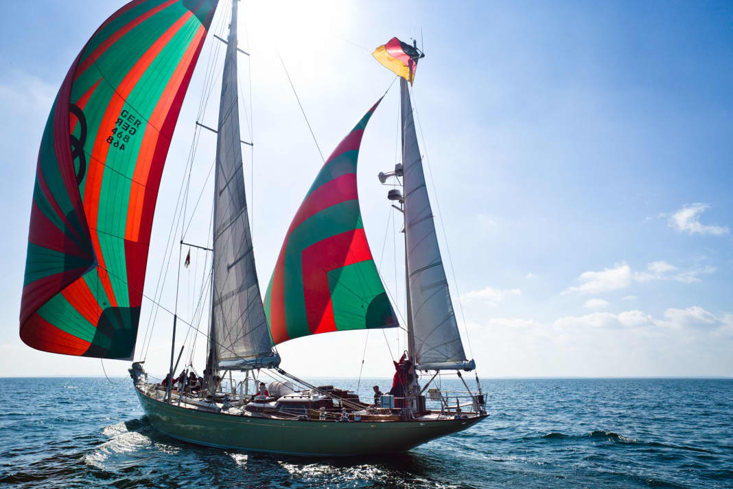 Immanquable : la coque vert clair, le Göhl doré, l'énorme gennaker et la voile d'anse orange et verte. C'est ainsi que l'on retrouve le "Germania VI" sur toutes les mers du monde.