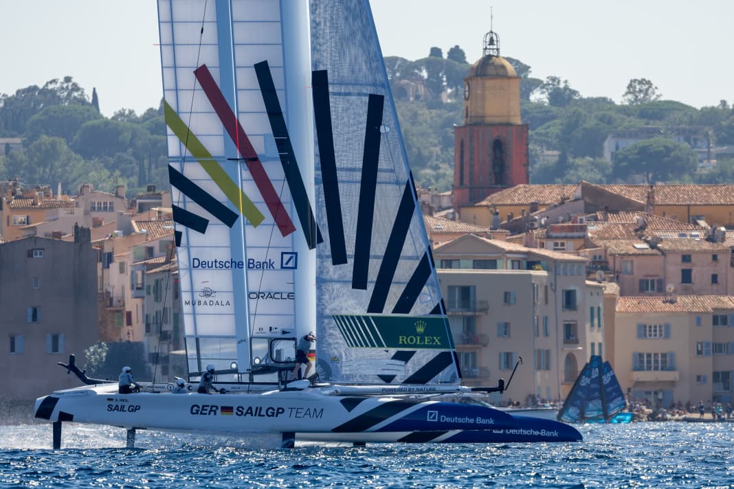 Il team Germany SailGP davanti a uno scenario tipico di Saint-Tropez