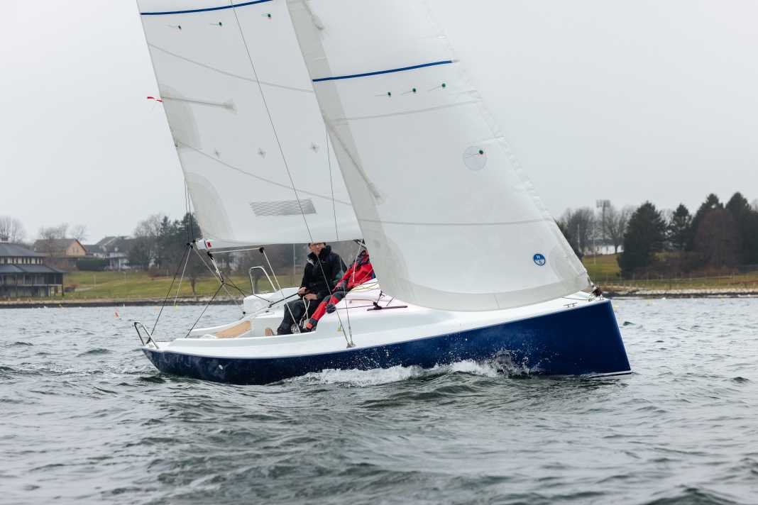 couche et attrayante. La coque élancée avec peu de franc-bord et une étrave perpendiculaire est typique des constructions d'Alan Johnstone.