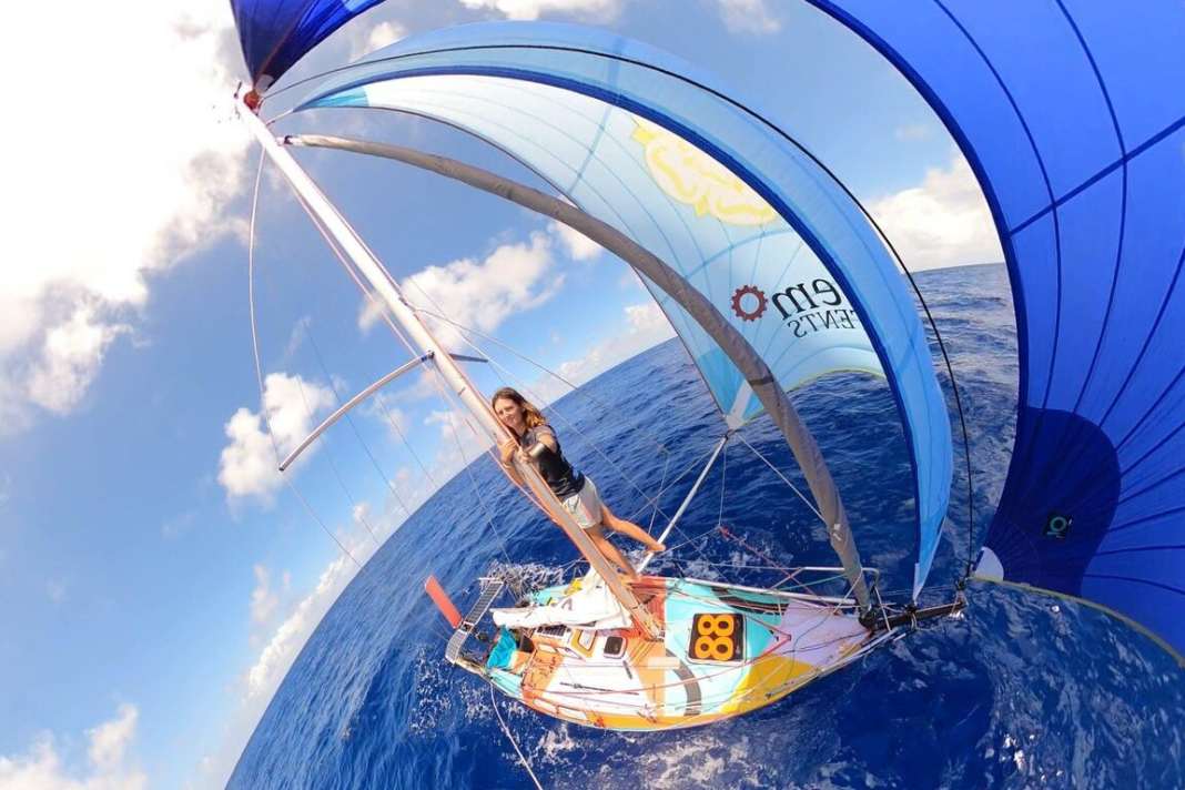 Jasmine Harrison war eine von elf Seglerinnen und Seglern, die 2025/26 beim Mini Globe Race auf 5,80 Meter kleinen Booten um die Welt gesegelt sind.